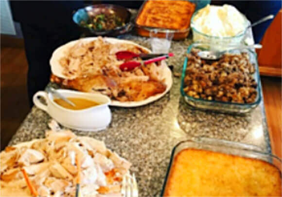 Thanksgivingでアメリカ人の友人の家で振る舞われた食事 